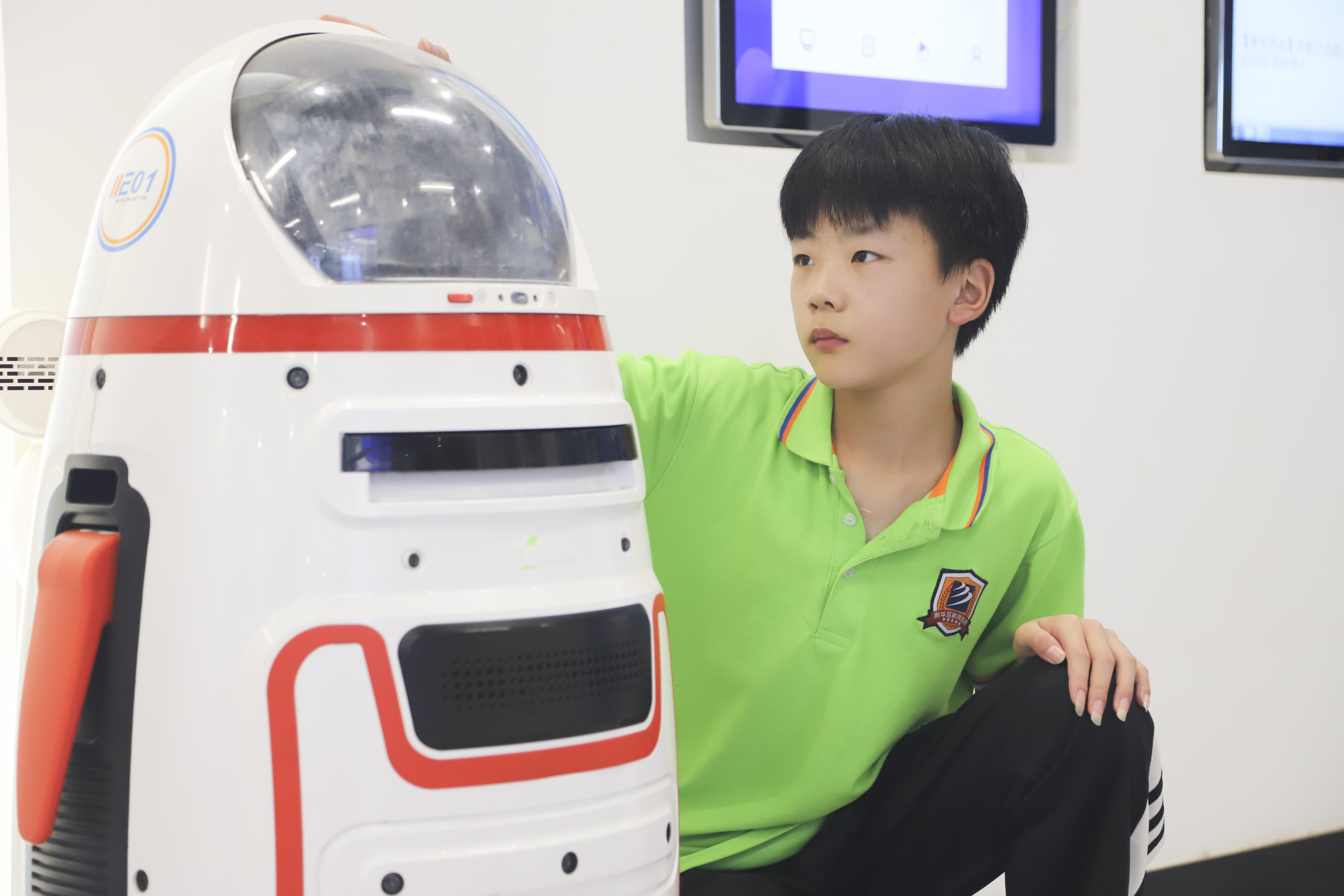 學生與智能機器人互動